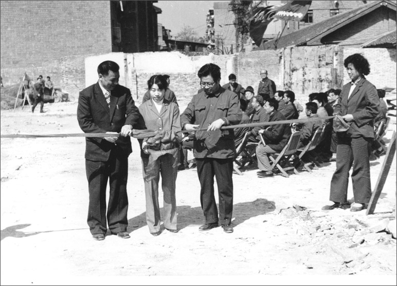 1986年，長虹彩電工程奠基，這樣的剪彩儀式，剪出了中國最大的彩電生產(chǎn)基地之一