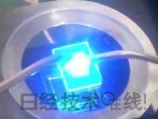   發(fā)光試驗(yàn)中的LED元件?；宄叽纾?cm見方，元件尺寸：0.3mm見方，注入電流：約200mA，中心波長(zhǎng)：450nm 