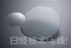 GaN晶圓。左為2英寸產(chǎn)品，右為4英寸產(chǎn)品