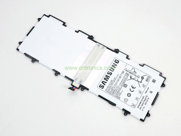 取出電池前要把周圍的帶狀電纜先拔出來，這個比較容易。Galaxy Note 10.1的電池容量為7000mAh,3.7V，預計續(xù)航時間8小時左右，重約136克，占據了整體重量的23%。不過為了減少機身厚度，電池做得很薄。