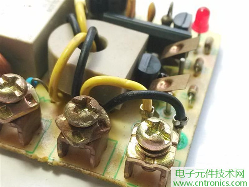 漏電保護器拆解：結構有差異，做工不錯