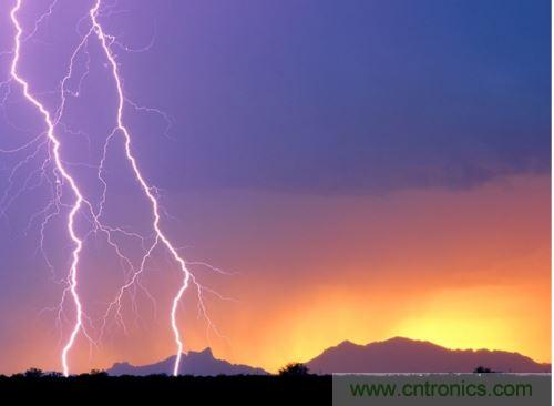 【導(dǎo)讀】處于空間變化的強(qiáng)電磁場(chǎng)中的物體，由于電磁感應(yīng)，在其內(nèi)部就會(huì)產(chǎn)生很高的感應(yīng)電動(dòng)勢(shì)，很容易造成意外?，F(xiàn)在家用電器的也采取了各種相應(yīng)的防護(hù)措施，特別是雷電的防護(hù)，不要以為在家里的電器就不怕雷電哦，“家里”也不安全的，所以雷天下電器防雷常識(shí)還是不可少的。  家用電器的防護(hù)，除了避免人為損壞外，諸多不可抗力因素所帶來(lái)的損壞也要采取相應(yīng)的防護(hù)措施，特別是雷電的防護(hù)。雷電流在50～100微秒的時(shí)間內(nèi)，從０變化到幾萬(wàn)安，再由幾萬(wàn)安變化到０，在其周?chē)臻g會(huì)產(chǎn)生瞬變的強(qiáng)電磁場(chǎng)。處于空間變化的強(qiáng)電磁場(chǎng)中的物體，由于電磁感應(yīng)，在其內(nèi)部就會(huì)產(chǎn)生很高的感應(yīng)電動(dòng)勢(shì)。以前，由于它的成災(zāi)概率極小，沒(méi)有引起人們的注意，但隨著微電子技術(shù)的重大進(jìn)展，超大規(guī)模集成電路誕生，它的能耗小、靈敏度極高等特點(diǎn)，使得其容易被損壞。          在建筑物內(nèi)，大量布設(shè)著各種導(dǎo)體線(xiàn)路。當(dāng)建筑物遭受雷擊或其周?chē)l(fā)生雷擊時(shí)，雷電流將在建筑物內(nèi)部空間產(chǎn)生瞬態(tài)磁場(chǎng)脈沖，這種磁場(chǎng)脈沖干擾上述回路后，將在回路中感應(yīng)出瞬態(tài)過(guò)電壓，危及這些回路相連的設(shè)備。雖然建筑物做好了防雷措施，但建筑物不可避免的會(huì)出現(xiàn)露洞。比如大面積的門(mén)窗可以讓電磁波入侵來(lái)去自由，輸電線(xiàn)路引雷入室等等。甚至有些電器還是露天使用的，因此應(yīng)做好電器防雷。 6   電力系統(tǒng)因其裸露而置于高空，是最易遭受雷擊的。20世紀(jì)初，在電力系統(tǒng)應(yīng)用到輸電線(xiàn)中上時(shí)創(chuàng)造了避雷線(xiàn)，即接閃器是一根或兩根架設(shè)在輸電線(xiàn)上方的接地鋼線(xiàn)，也就是前面所稱(chēng)的“避雷線(xiàn)”。由于它簡(jiǎn)單有效，所以在房屋建筑上也推廣了這種形式的接閃器，將它安裝在房屋上容易發(fā)生雷擊的地方，起到避雷的作用?，F(xiàn)在許供電線(xiàn)路采用地下電纜，對(duì)防雷有了很大的幫助。但高壓運(yùn)輸還是必須架空明線(xiàn)，因此，必須使用避雷線(xiàn)。          人們通常用過(guò)壓保護(hù)器來(lái)保護(hù)電器。其防雷原理是：這種保護(hù)器有兩個(gè)端口，電器電源火線(xiàn)與零線(xiàn)分別各接保護(hù)器的一個(gè)端口，每個(gè)保護(hù)器另一端再接地，通過(guò)間隙擊穿達(dá)到對(duì)地放電的目的。在正常工作電壓下，避雷器間隙不會(huì)被擊穿，當(dāng)過(guò)電壓沿導(dǎo)線(xiàn)傳過(guò)來(lái)危及被保護(hù)設(shè)備的過(guò)電壓時(shí)，避雷器間隙很快被擊穿，對(duì)地放電，使大量的電荷都泄入到大地，從而限制了被保護(hù)設(shè)備的輸入電壓，起到了保護(hù)設(shè)備的作用。過(guò)電壓過(guò)去以后，間隙能迅速恢復(fù)，使電器正常工作。一些高檔的電器自帶保護(hù)器，但是還有許多的電器沒(méi)有這一裝置。因此，應(yīng)在入戶(hù)電線(xiàn)接上保護(hù)器。在雷暴天氣時(shí)，如果沒(méi)有特別的用電要求，最好將入戶(hù)總閘關(guān)閉。          微電子技術(shù)的發(fā)展，用電器大量使用集成電路。雷電發(fā)生時(shí)的電磁效應(yīng)是集成電路的克星。而現(xiàn)在使用集成電路最多的莫過(guò)于計(jì)算機(jī)了，為了防止電磁感應(yīng)對(duì)其的破壞，計(jì)算機(jī)的主機(jī)外殼一般由金屬制成。利用金屬的靜電屏蔽和對(duì)電磁波的趨膚效應(yīng)，對(duì)防止感應(yīng)雷有很好的效果。