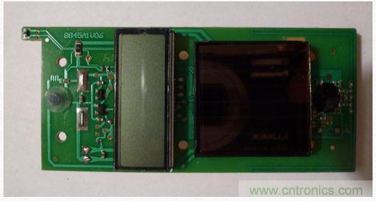 圖5：移開(kāi)電池后的PCB另一面。