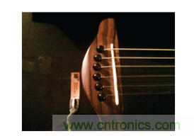  安裝到Fender Stratacoustic吉它上的加速度計(jì)。