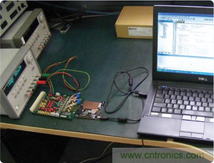ADuC7026提供可編程電壓，用于評估多電源系統(tǒng)