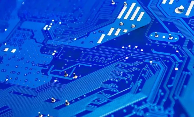 如何決定 PCB 中差分對的過孔阻抗？